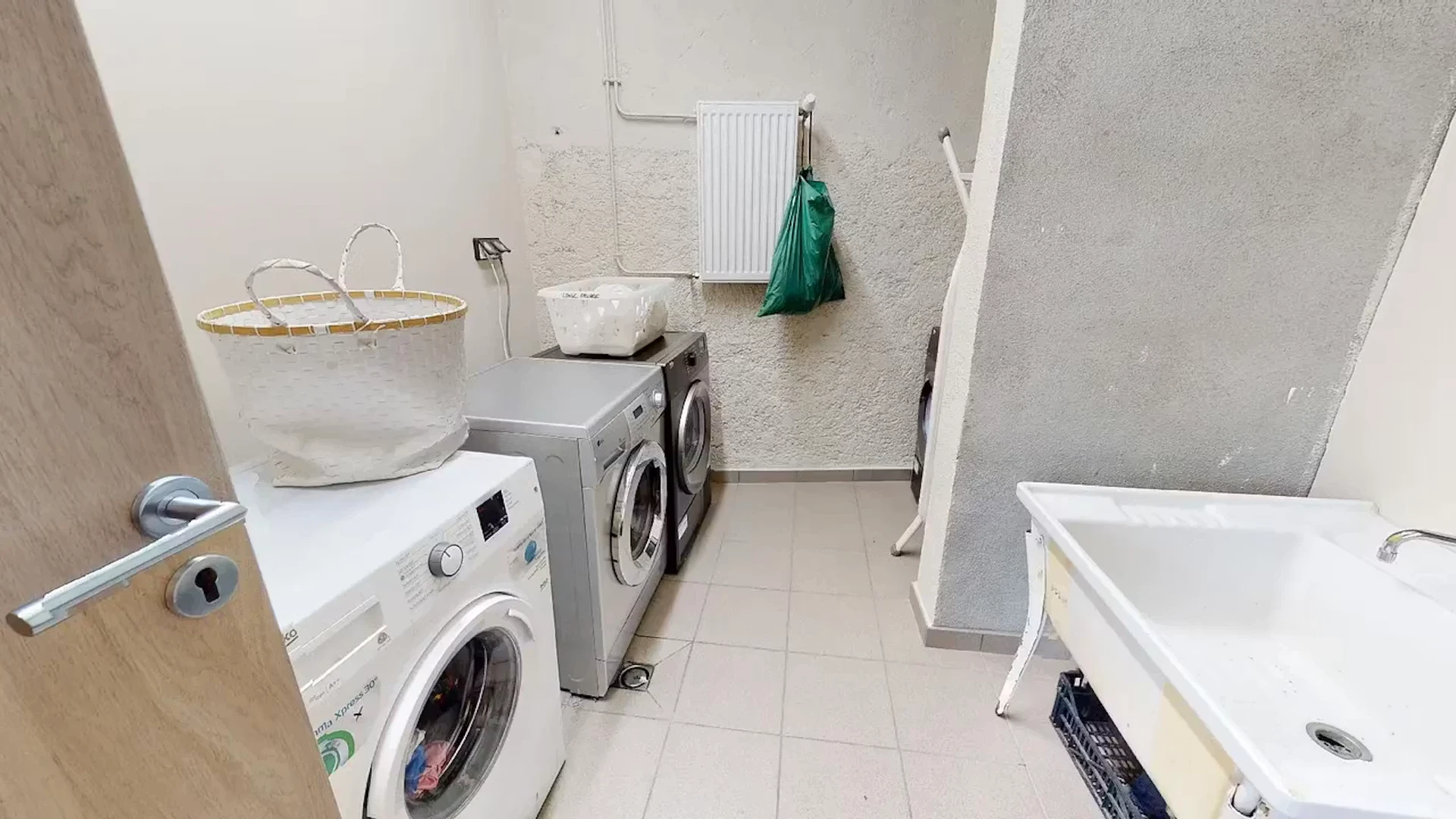 Habitación estudiantil luminosa y aireada con fácil acceso a la universidad en 
