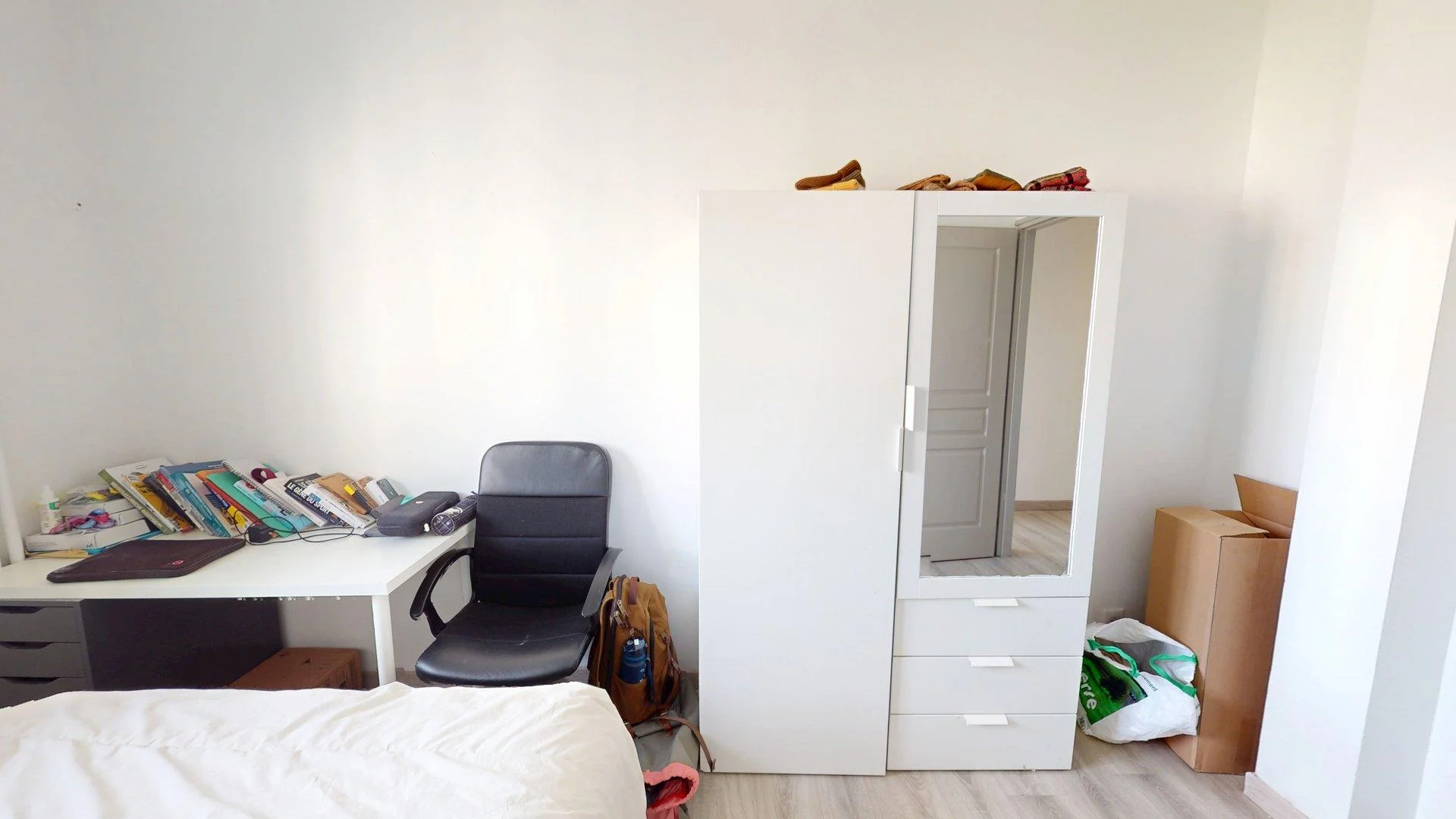 Chambre d'étudiant à  avec espace d'étude et installations communes