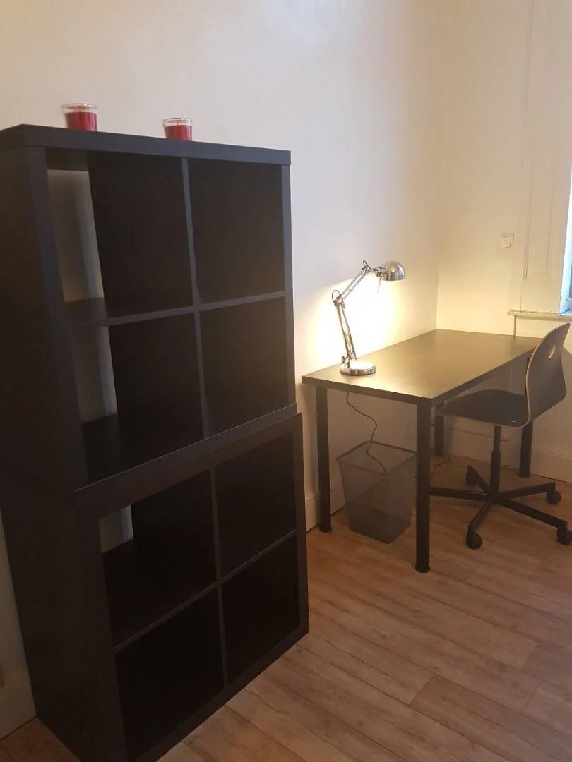 Quarto de estudante luminoso e arejado com acesso fácil à universidade em 
