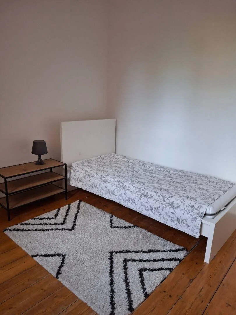 Quarto de estudante luminoso e arejado com acesso fácil à universidade em 