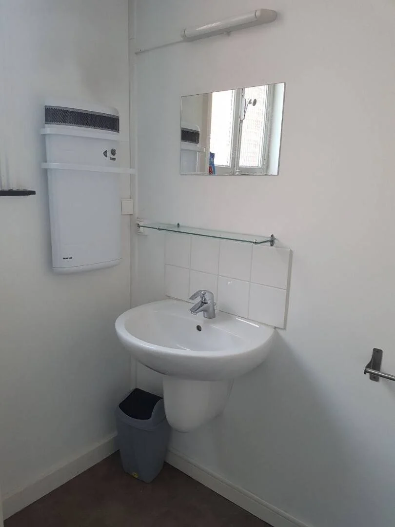 Quarto para alugar em apartamento de estudantes em , totalmente mobilado