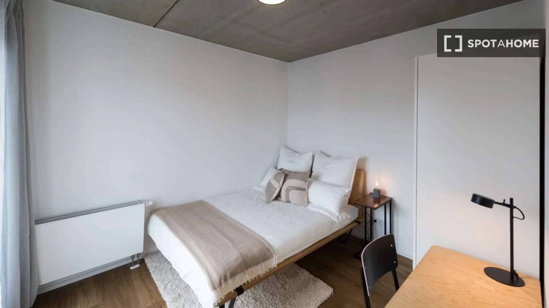 Chambre d'étudiant à  avec espace d'étude et installations communes