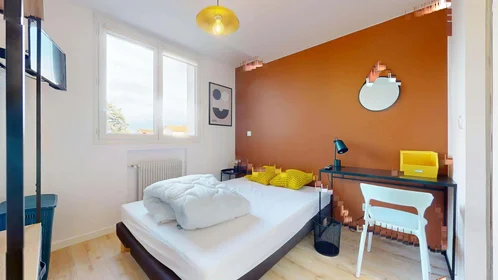 Chambre privée à 11 Rue Louis Antoine Bougainville, 31400 Toulouse, France, image 1 de 16
