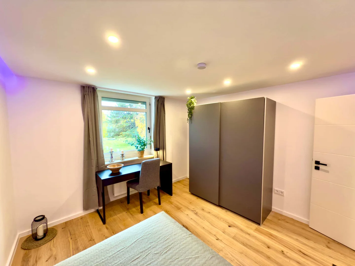 Comfortable and spacious student room in 