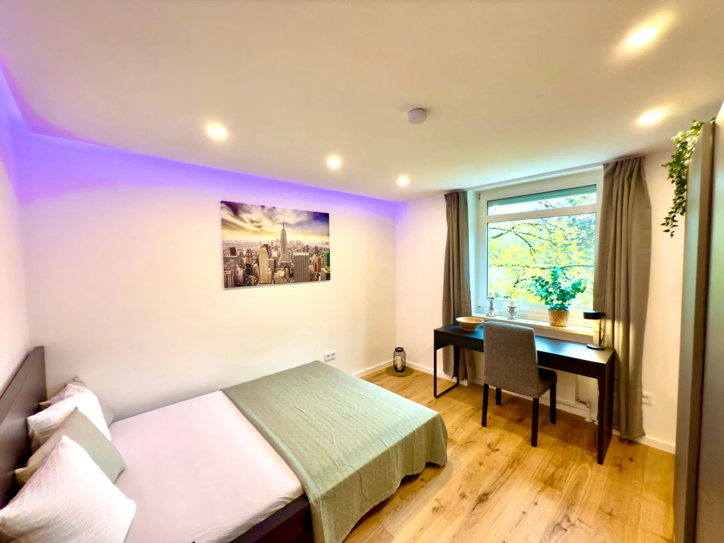 Bright and airy student room with easy university access in 