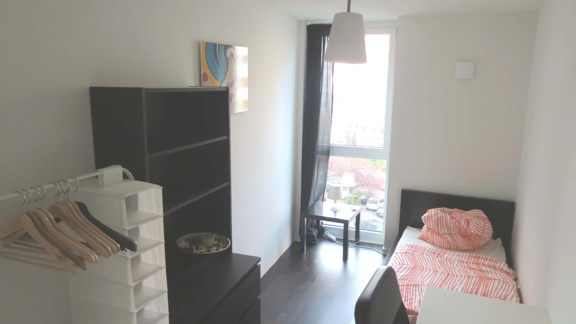 Habitación estudiantil funcional perfecta para estudiar en 