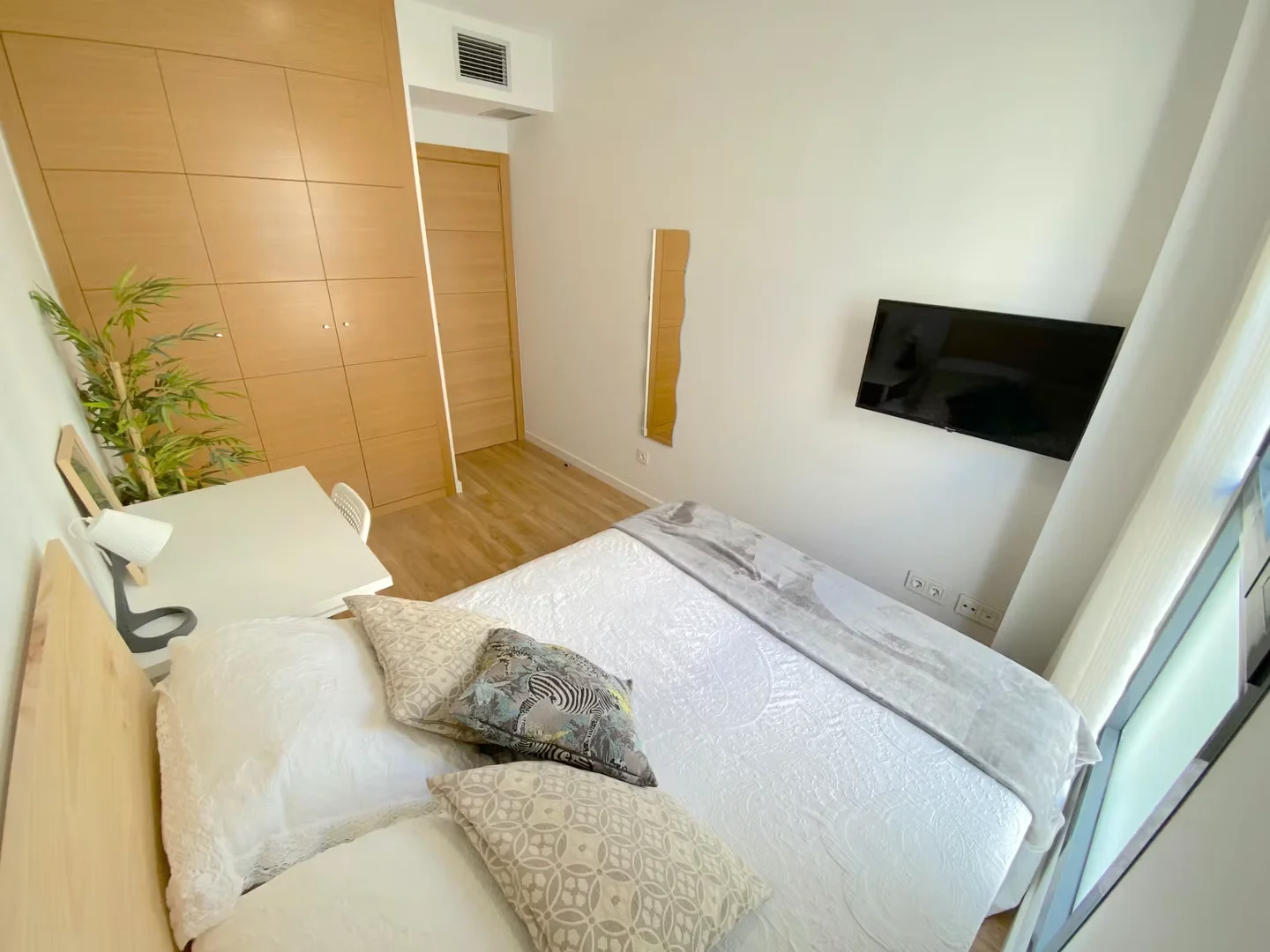 Habitación estudiantil luminosa y aireada con fácil acceso a la universidad en