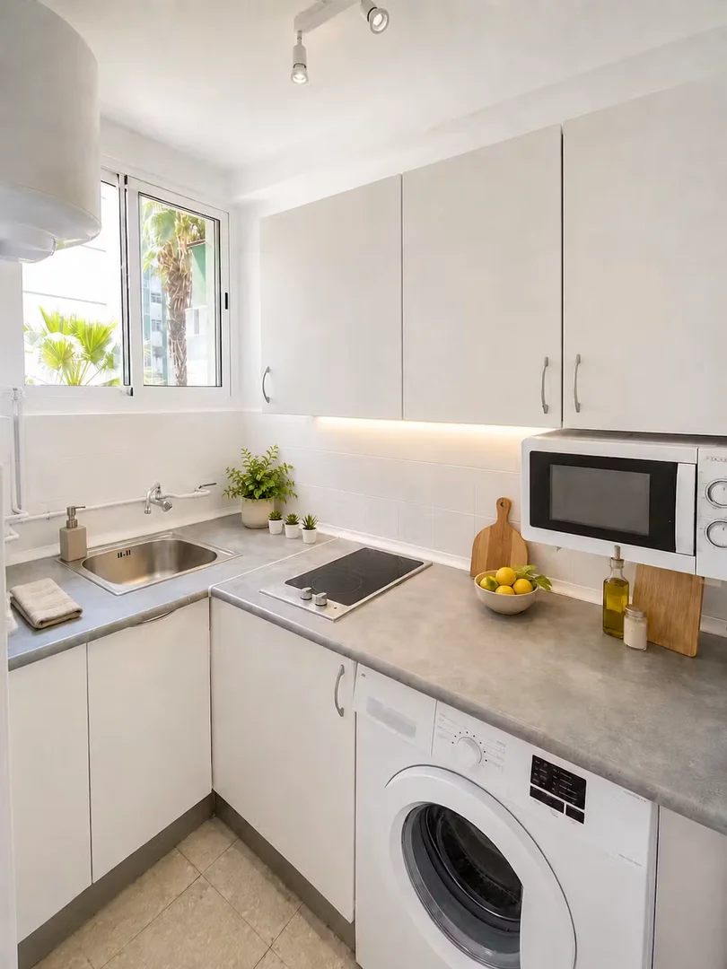 Habitación estudiantil luminosa y aireada con fácil acceso a la universidad en 