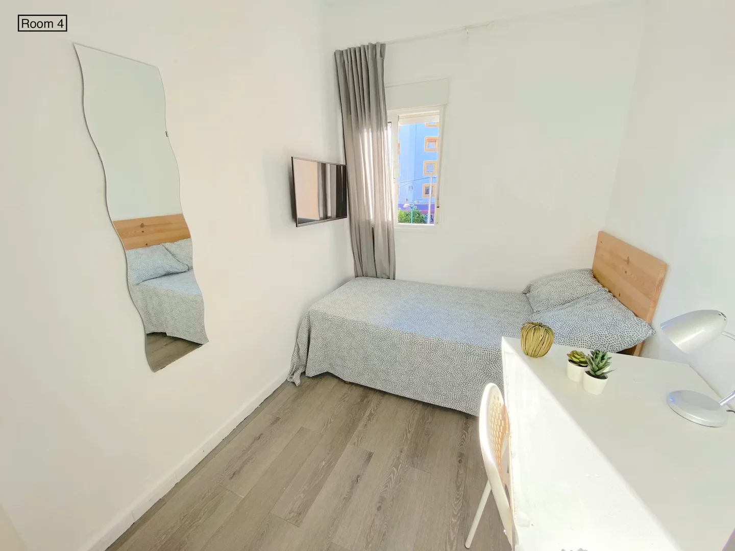 Studentenzimmer in mit Arbeitsbereich und Gemeinschaftseinrichtungen