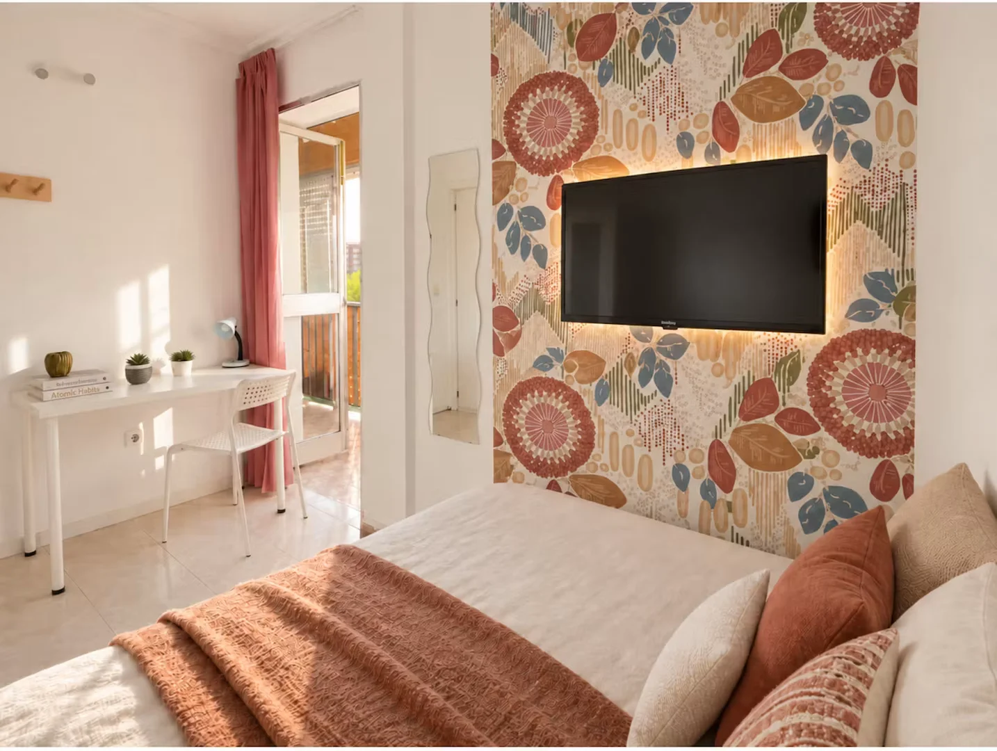 Chambre d'étudiant à  avec espace d'étude et installations communes