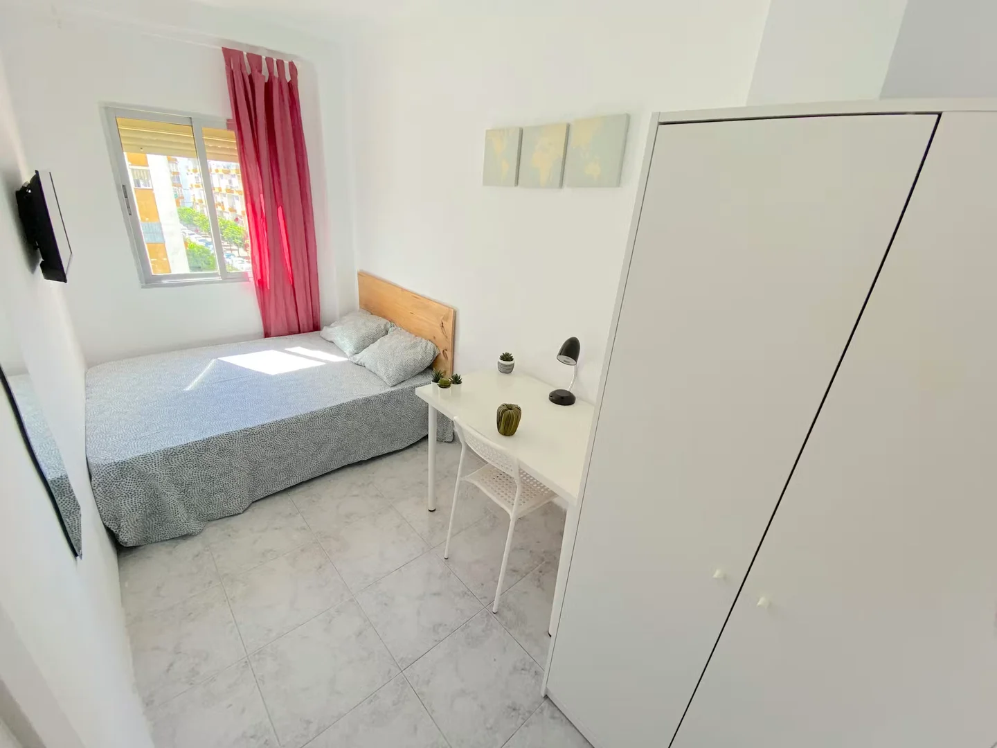 Quarto de estudante em  com área de estudo e instalações partilhadas