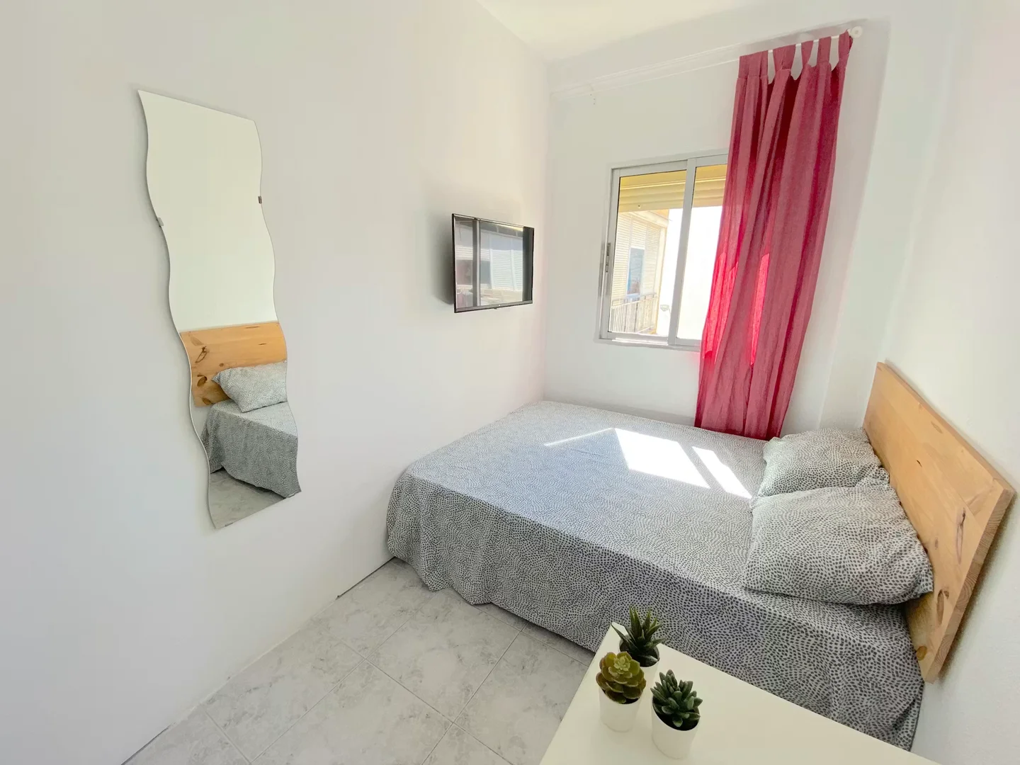 Quarto acessível para estudantes com iluminação ampla em 