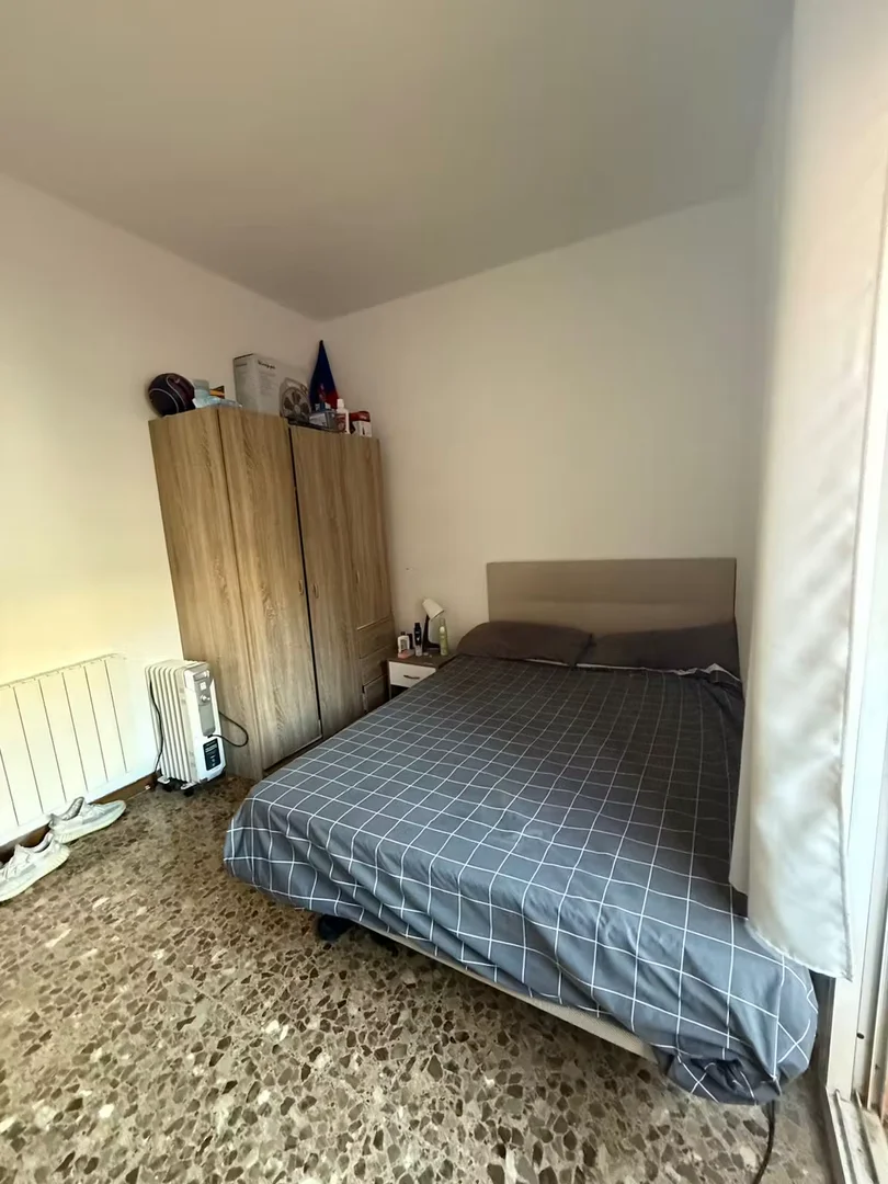 Quarto de estudante em  com área de estudo e instalações partilhadas