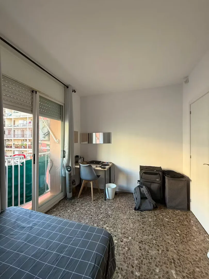 Quarto de estudante económico perto do campus em 