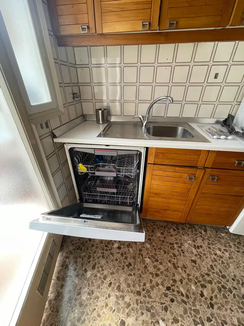Quarto de estudante em  com área de estudo e instalações partilhadas