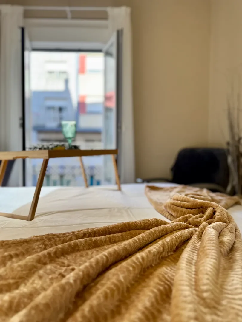 'da öğrenciler için yeterli aydınlatmaya sahip uygun fiyatlı oda