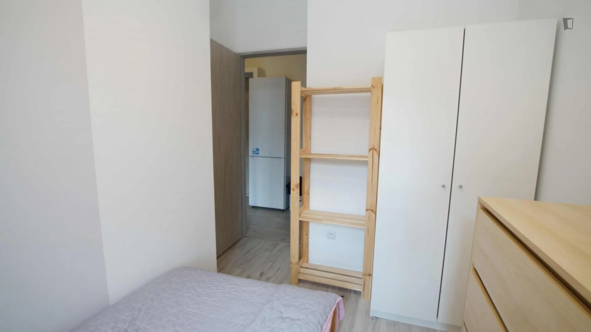 Quarto de estudante económico com localização conveniente em 