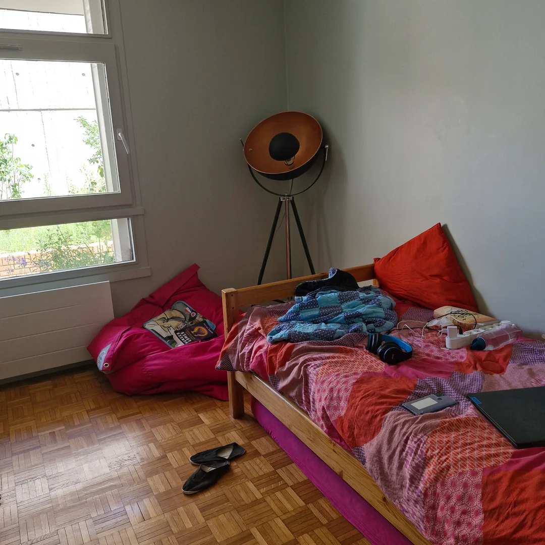 Quarto de estudante luminoso e arejado com acesso fácil à universidade em 