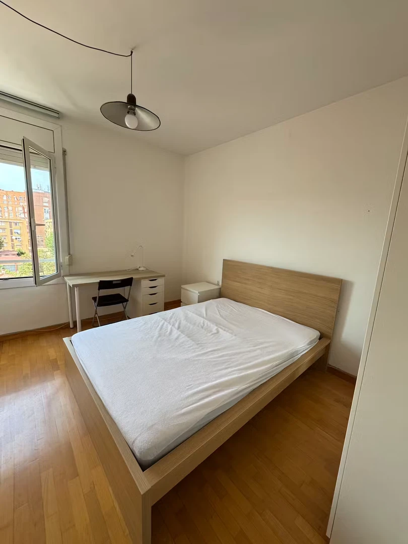 Quarto de estudante económico com localização conveniente em 