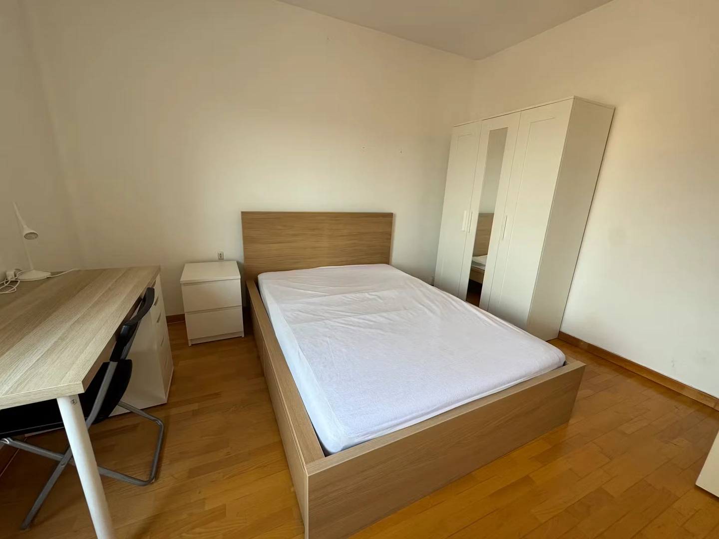 Quarto de estudante económico perto do campus em 