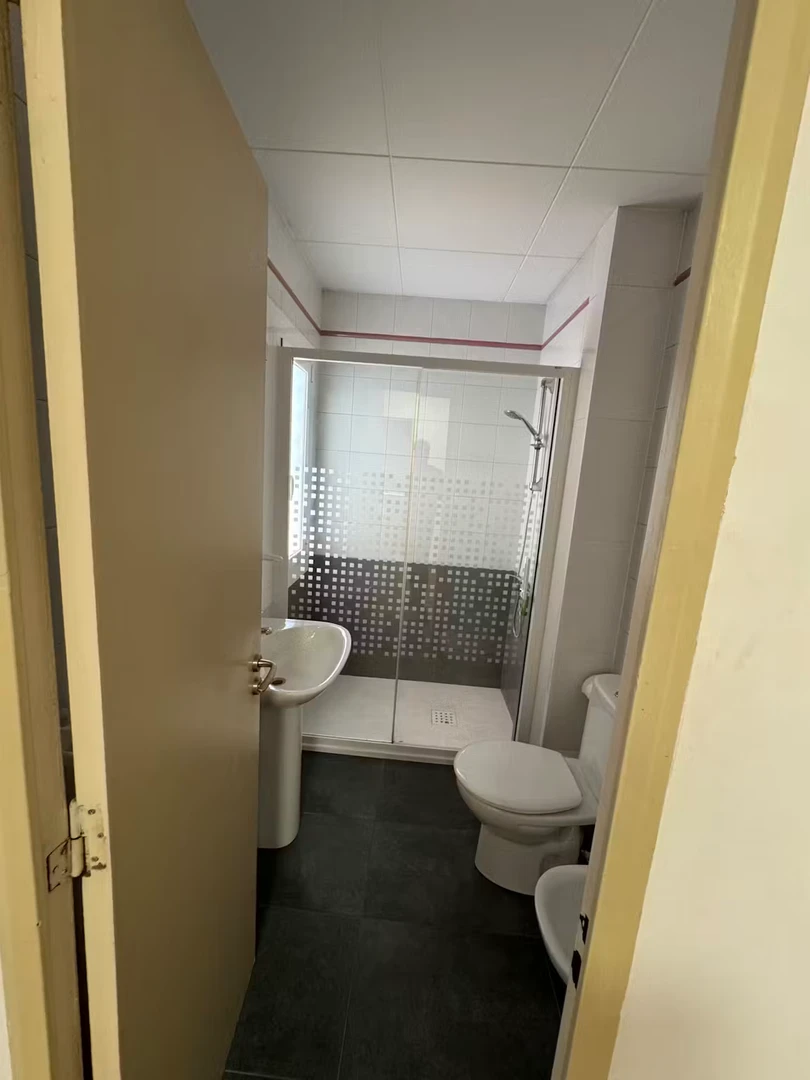 Quarto para alugar em apartamento de estudantes em , totalmente mobilado