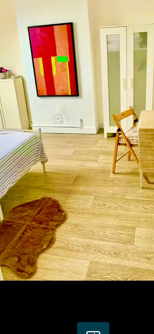 Habitación estudiantil económica cerca del campus en