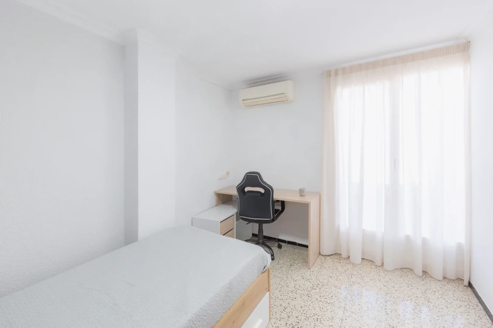 'de öğrenci dairesinde, tamamen mobilyalı kiralık oda