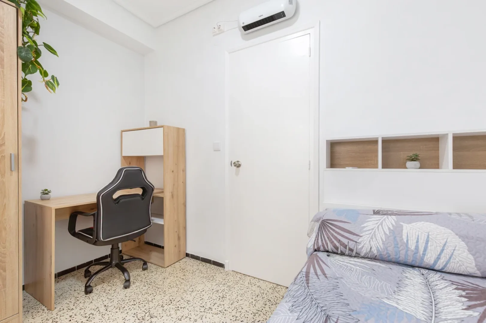 Chambre abordable pour les étudiants avec un bon éclairage dans 