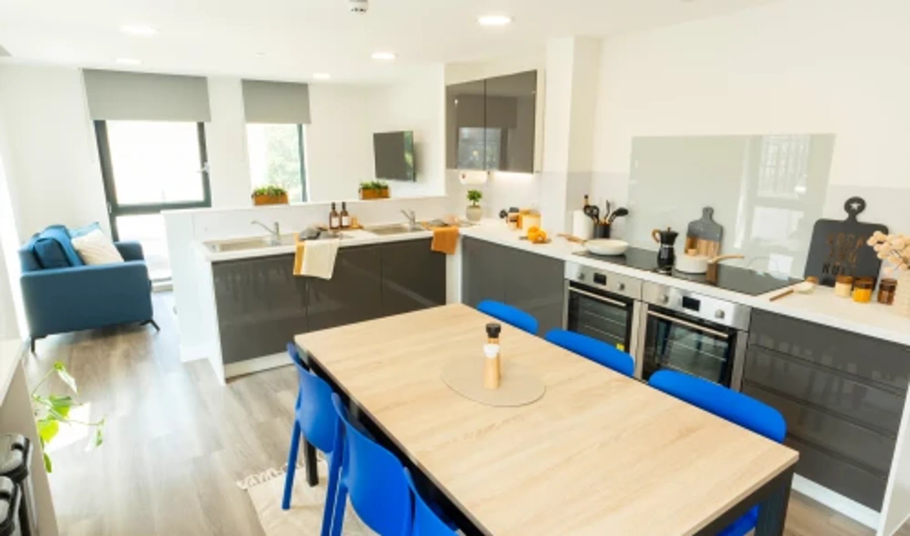 Economical student room with convenient location in 