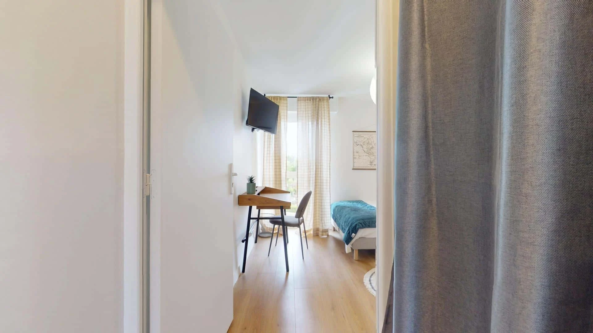 Habitación estudiantil luminosa y aireada con fácil acceso a la universidad en