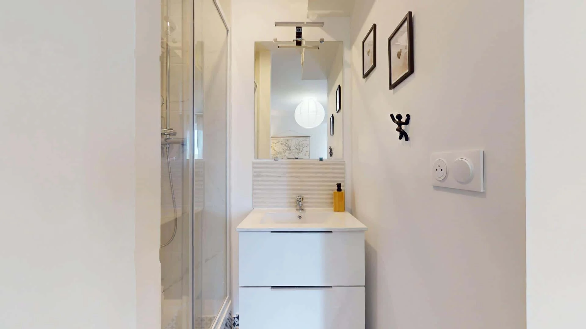 Habitación estudiantil amplia y cómoda en