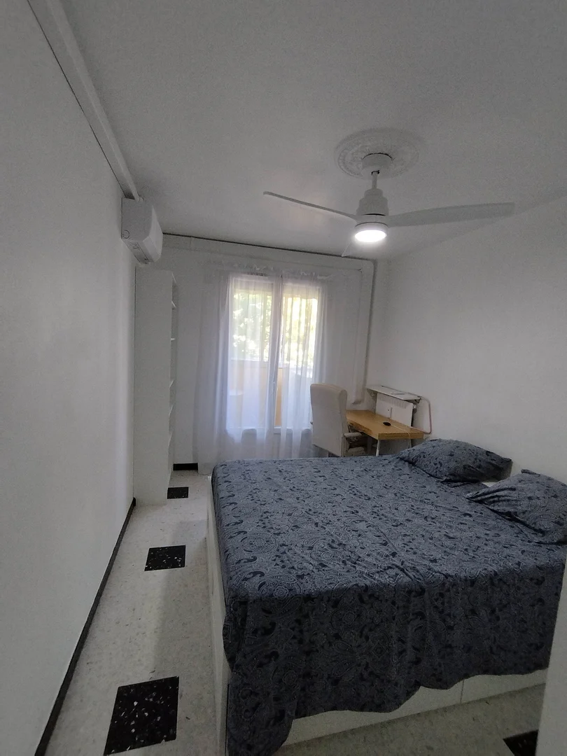Quarto de estudante confortável e espaçoso em 