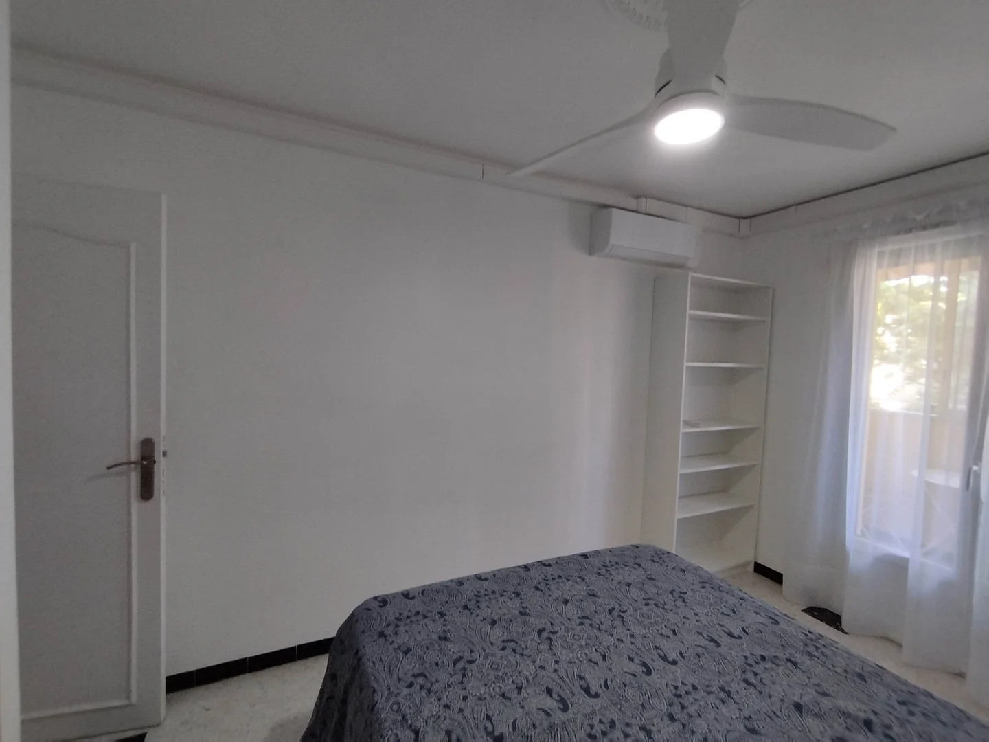 Quarto amigo do estudante em com comodidades modernas