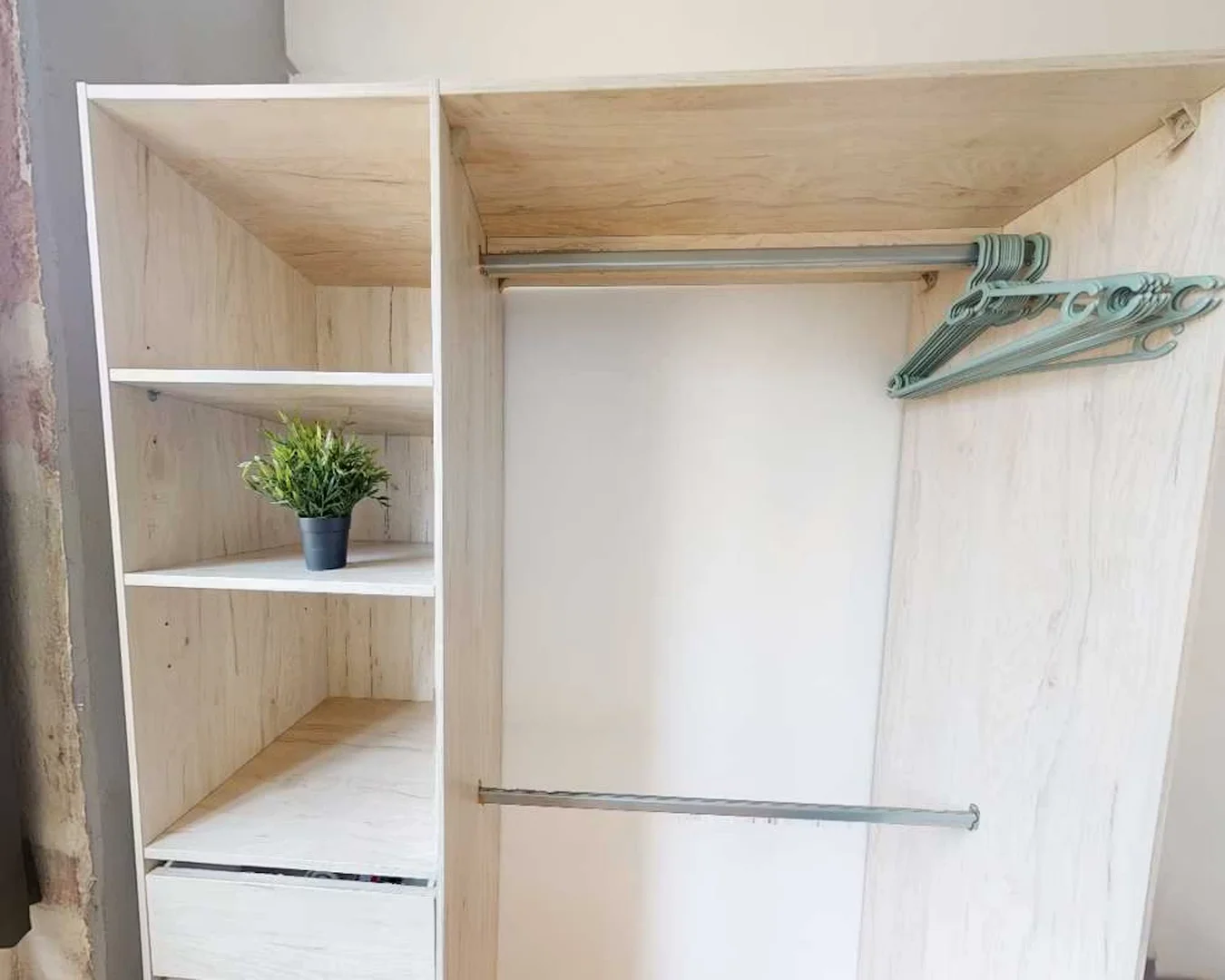 'de öğrenci dairesinde, tamamen mobilyalı kiralık oda