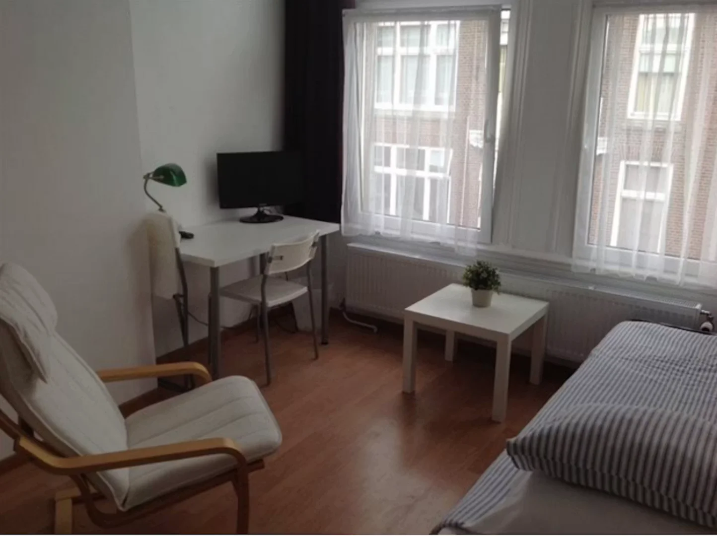 'de öğrenci dairesinde, tamamen mobilyalı kiralık oda