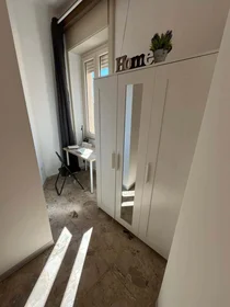 Quarto privado em Via Grazia Deledda, 22, 09127 Cagliari CA, Italy, imagem 2 de 6