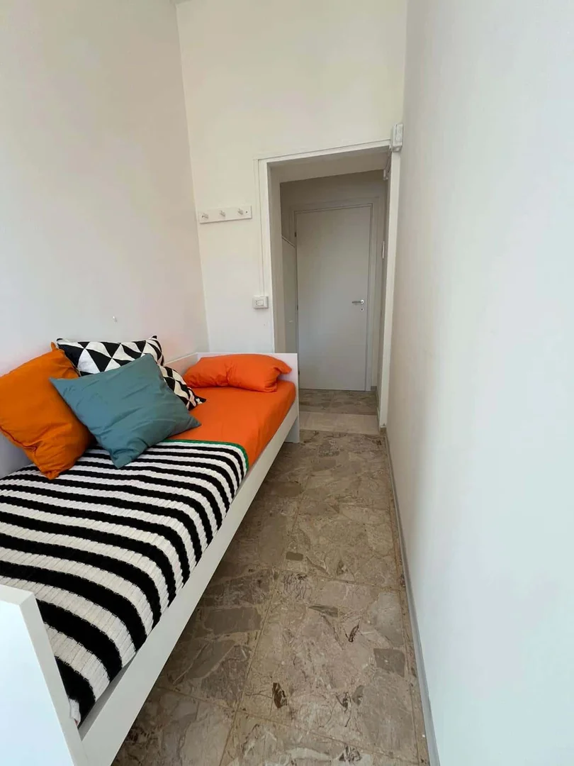 Quarto acessível para estudantes com iluminação ampla em 