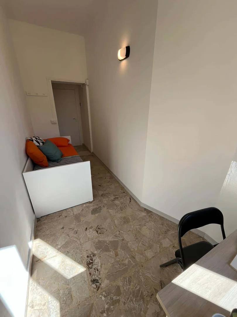 Quarto de estudante económico perto do campus em 