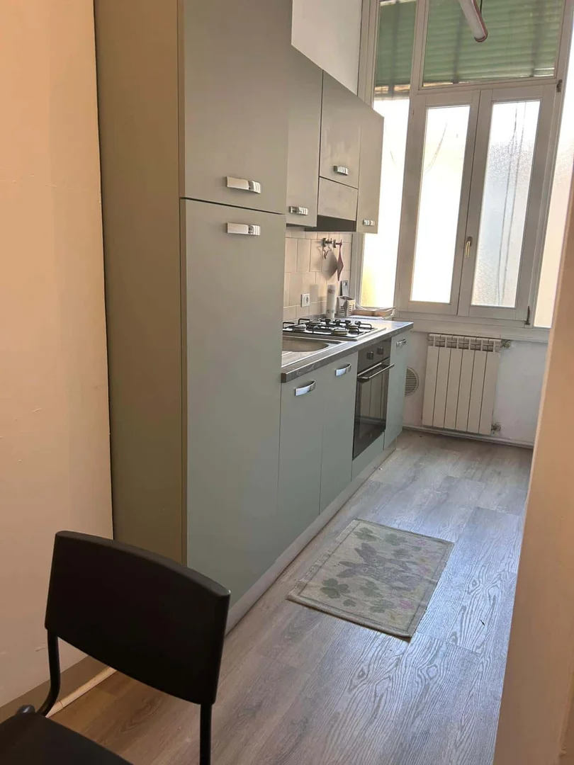 Habitación estudiantil luminosa y aireada con fácil acceso a la universidad en 