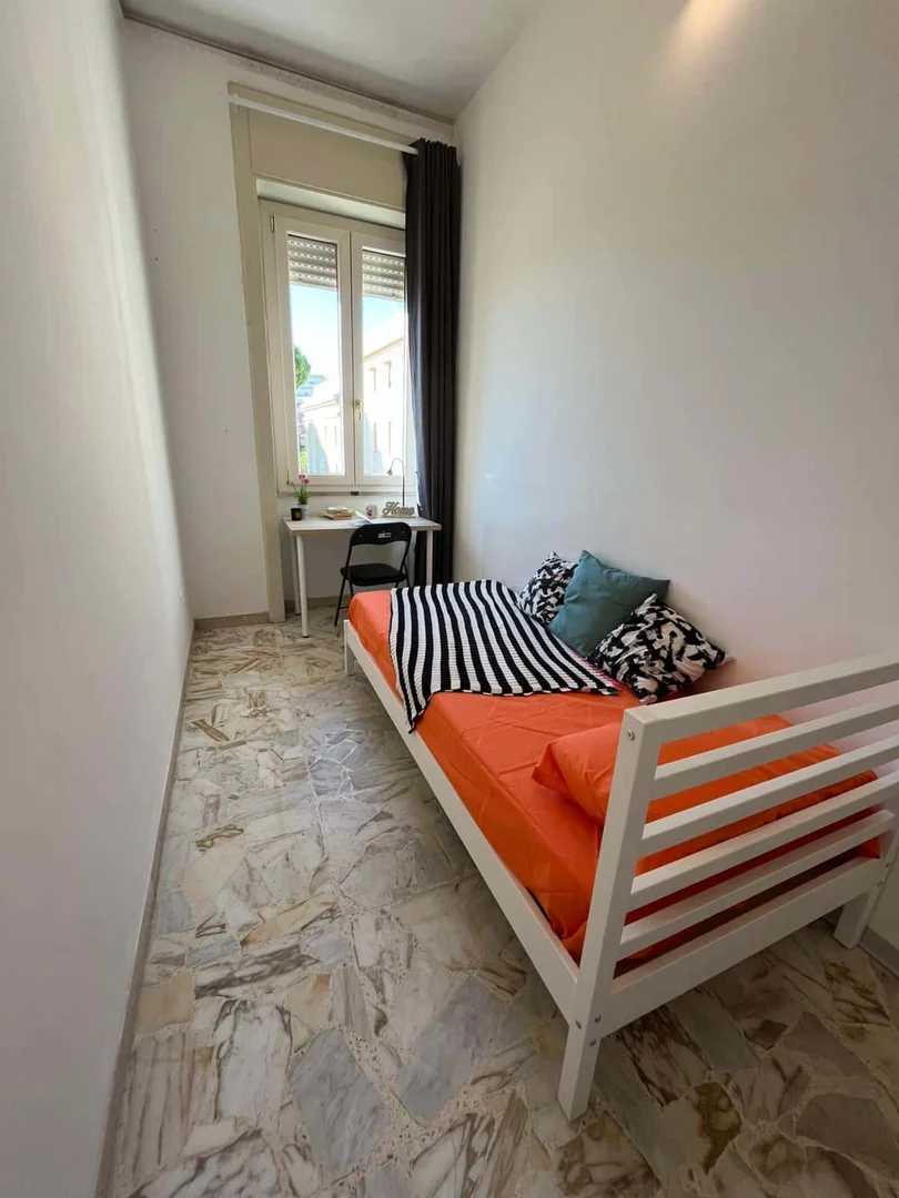 Quarto de estudante confortável e espaçoso em 