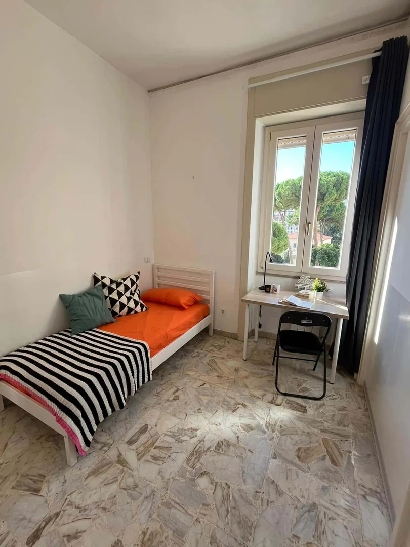 Quarto de estudante económico perto do campus em 