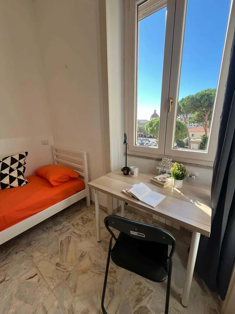 Quarto amigo do estudante em  com comodidades modernas