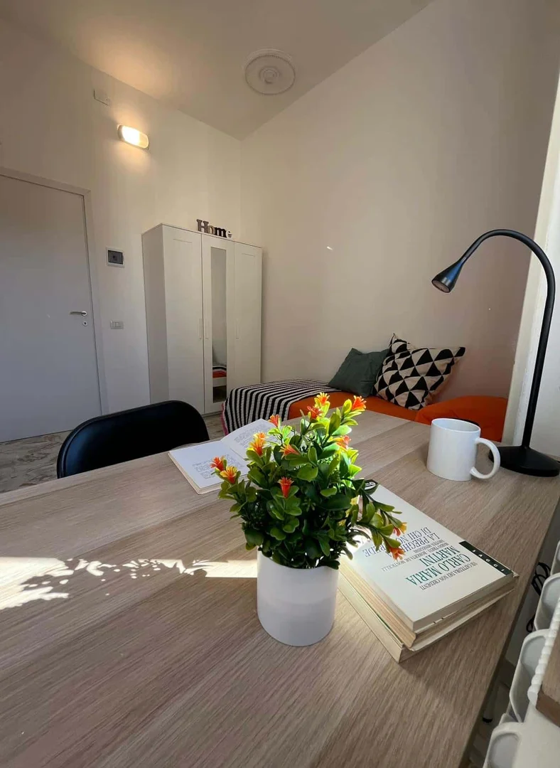 Quarto de estudante económico com localização conveniente em 