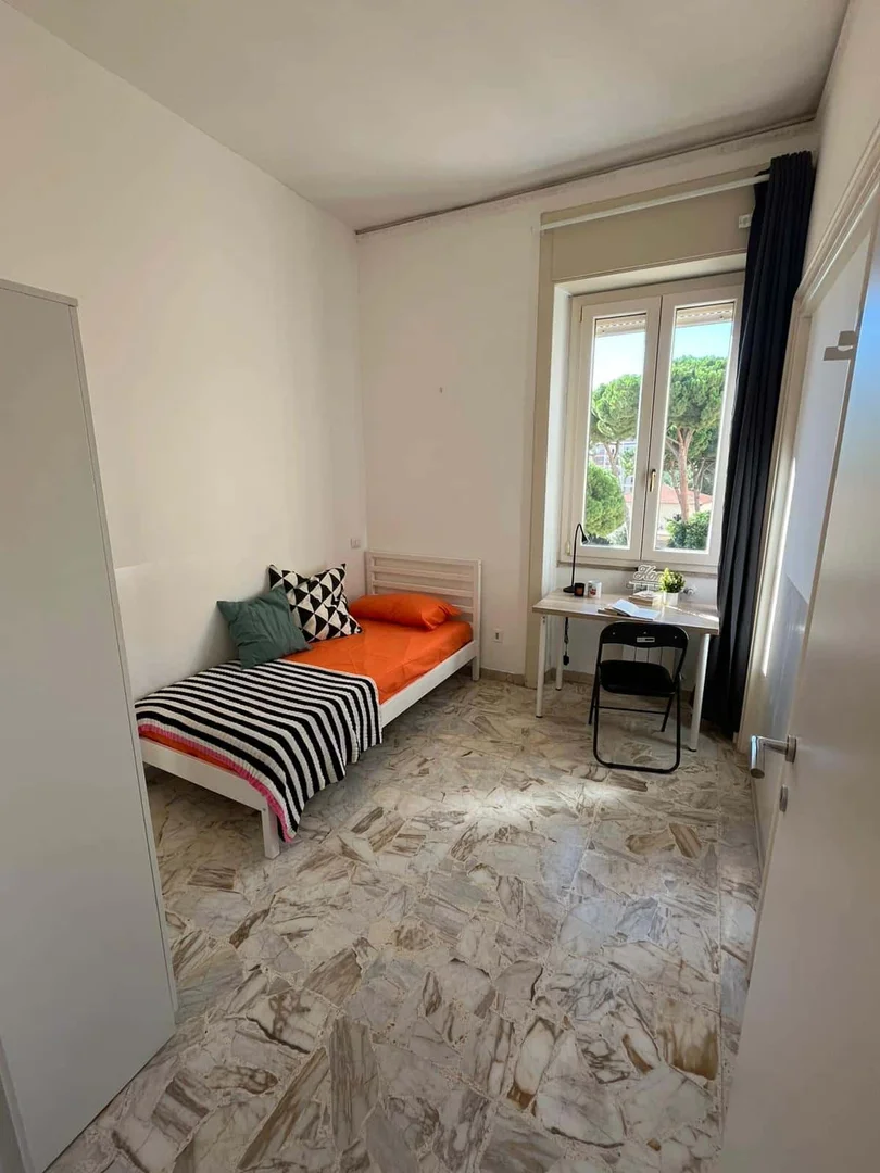 Quarto de estudante em  com área de estudo e instalações partilhadas
