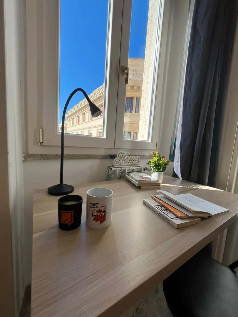 Quarto para alugar em apartamento de estudantes em , totalmente mobilado