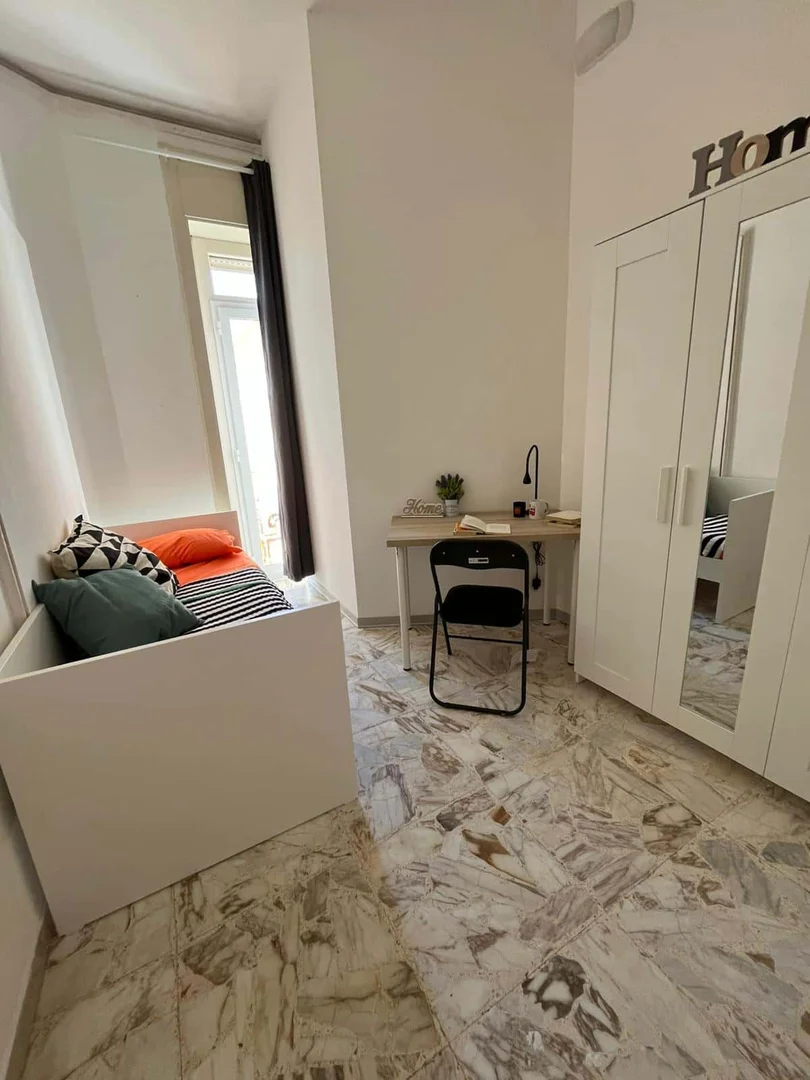 Quarto de estudante económico com localização conveniente em 
