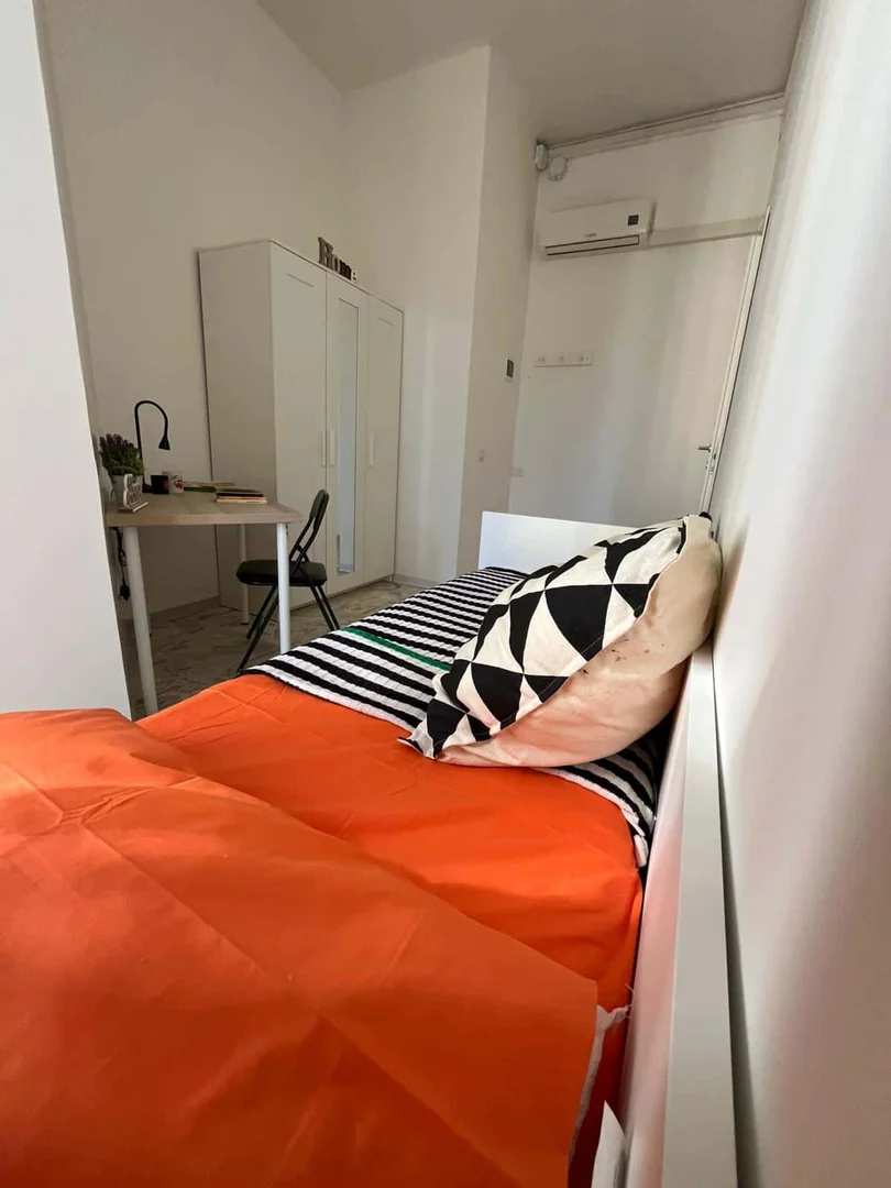 Quarto de estudante económico com localização conveniente em 