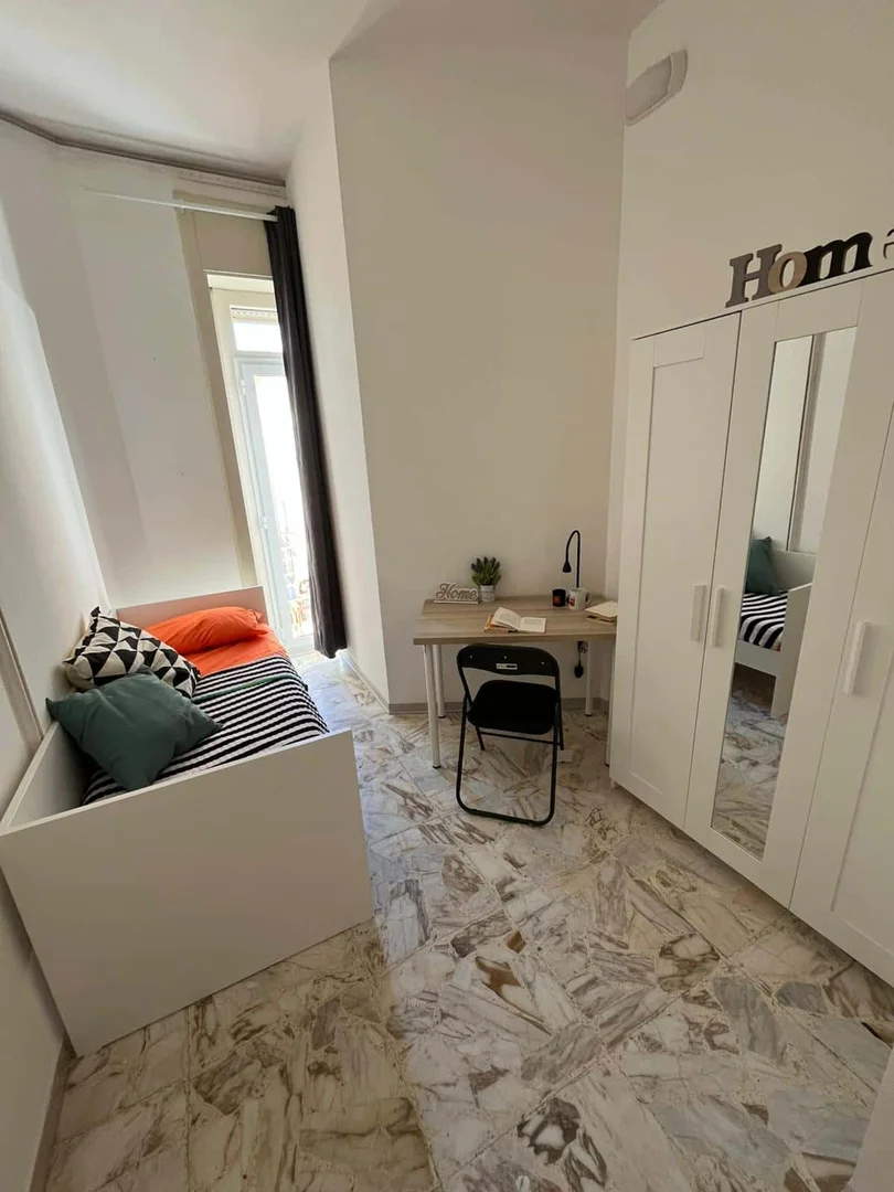 Quarto para alugar em apartamento de estudantes em , totalmente mobilado