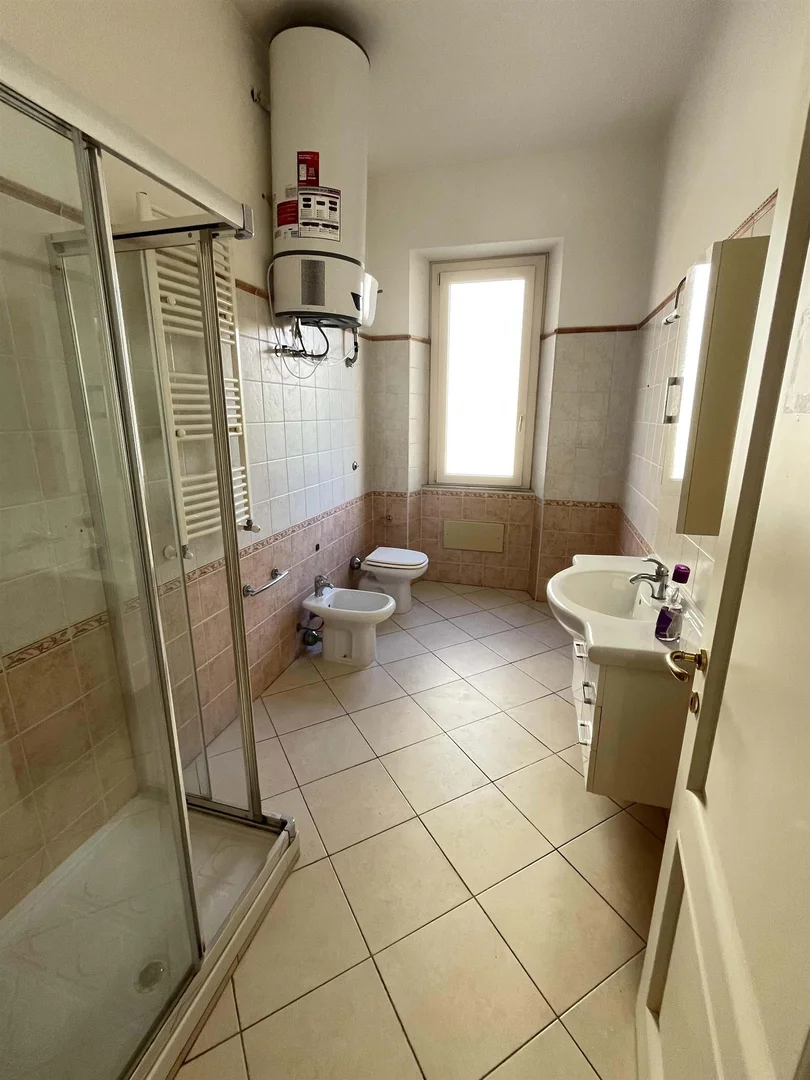 Quarto de estudante confortável e espaçoso em 