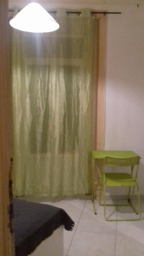 Chambre abordable pour les étudiants avec un bon éclairage dans 